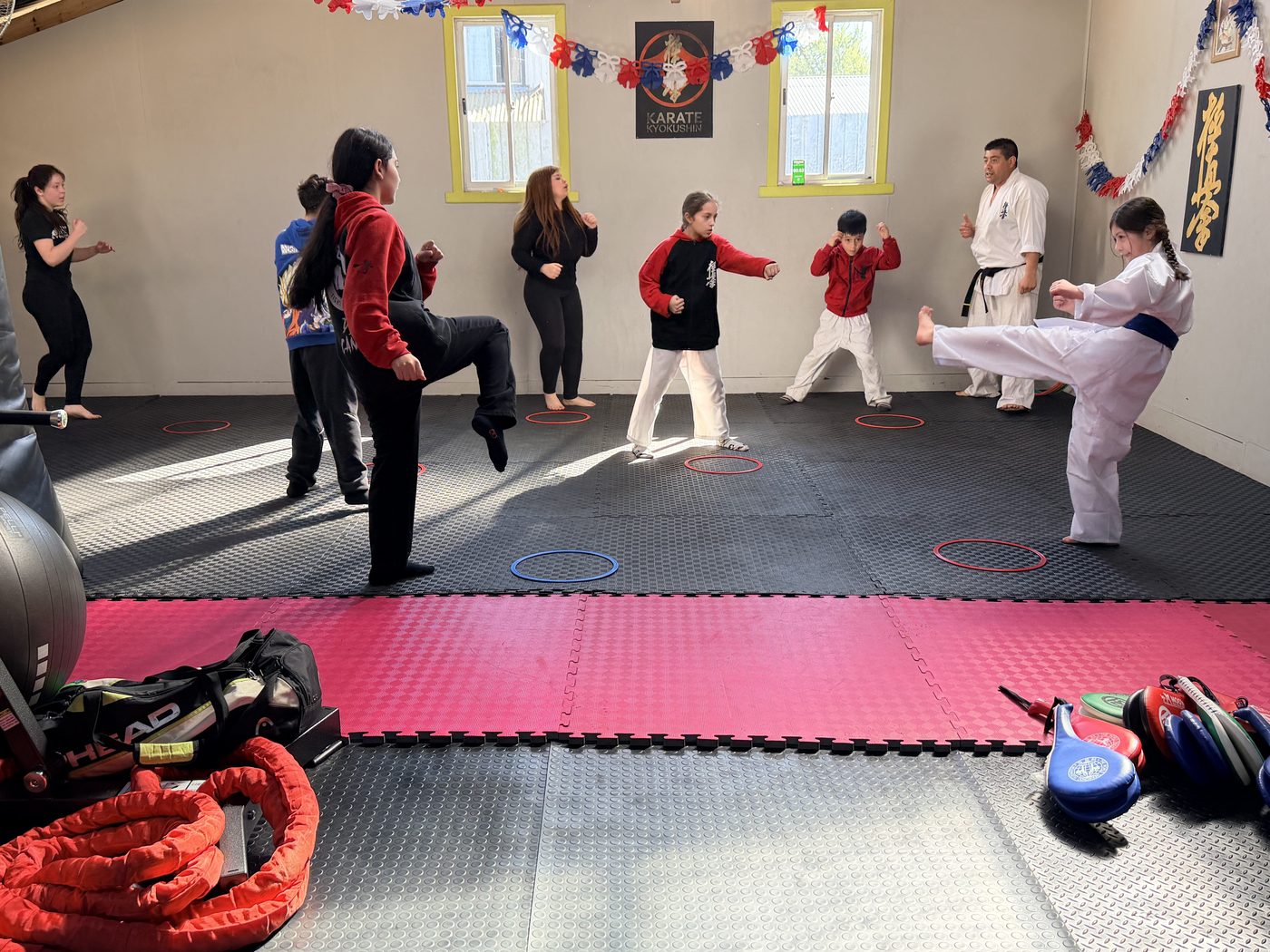 Instructor corrigiendo a una alumna durante una kata en el Dojo Ichigeki Cañete