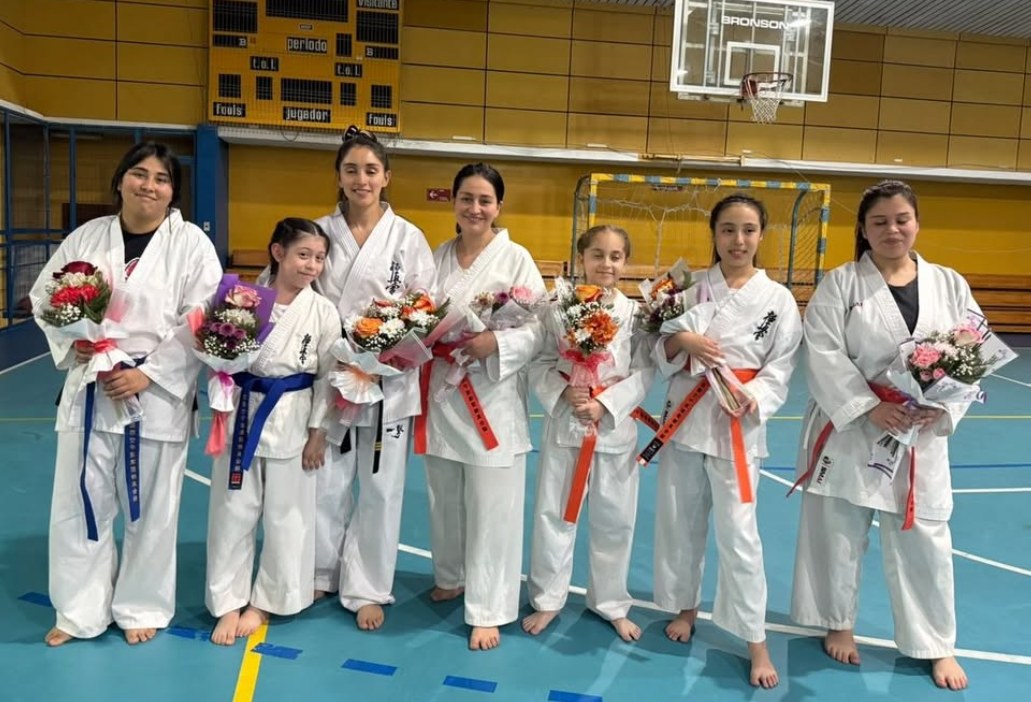 Grupo femenino del Dojo Ichigeki Cañete con flores en competencia